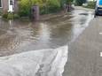 De Tilburgseweg in Hilvarenbeek stond maandagmiddag helemaal onder water door een gesprongen waterleiding.