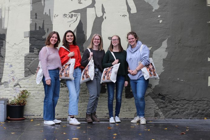 Clara, Lise, Inne, Lindsey en Emma maakten de expo ‘Madammen van 2060'.