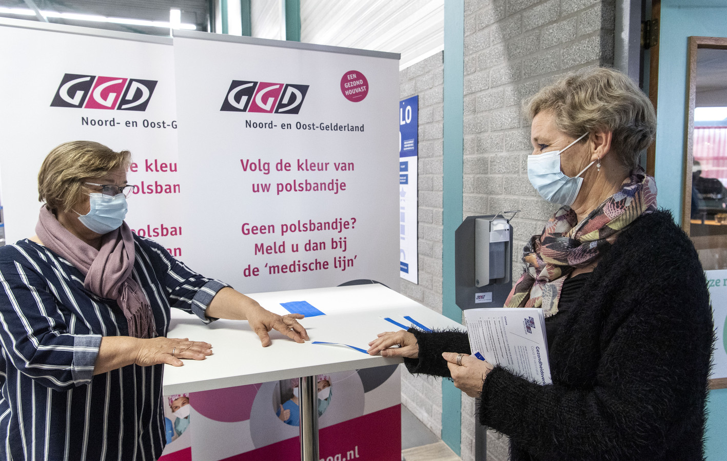 GGD coronavaccinatielocatie in sporthal ‚t Timpke in Borculo. De personen op de foto hebben niets te maken met bedreigingen of intimidatie.