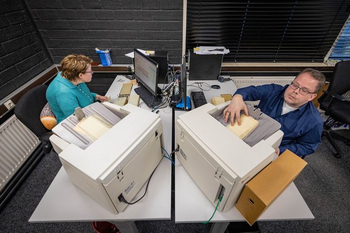 Kim Reijmerink en Bjorn Ordelmans zijn bezig met het digitaliseren van de oude stukken. „Dit is heel interessant werk.”