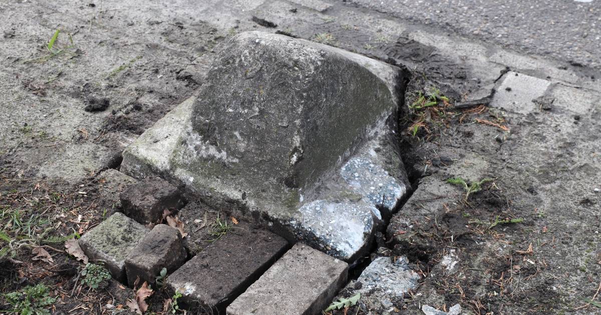 Auto onbestuurbaar na botsing met schrikblok in Boxtel.