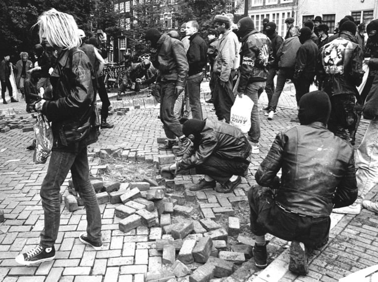 Sympathisanten van de tot 5 jaar veroordeelde RaRa-verdachte Rene Roemersma gooien na de uitspraak in de buurt van het Paleis van Justitie met stenen. (1988) © ANP Beeld 