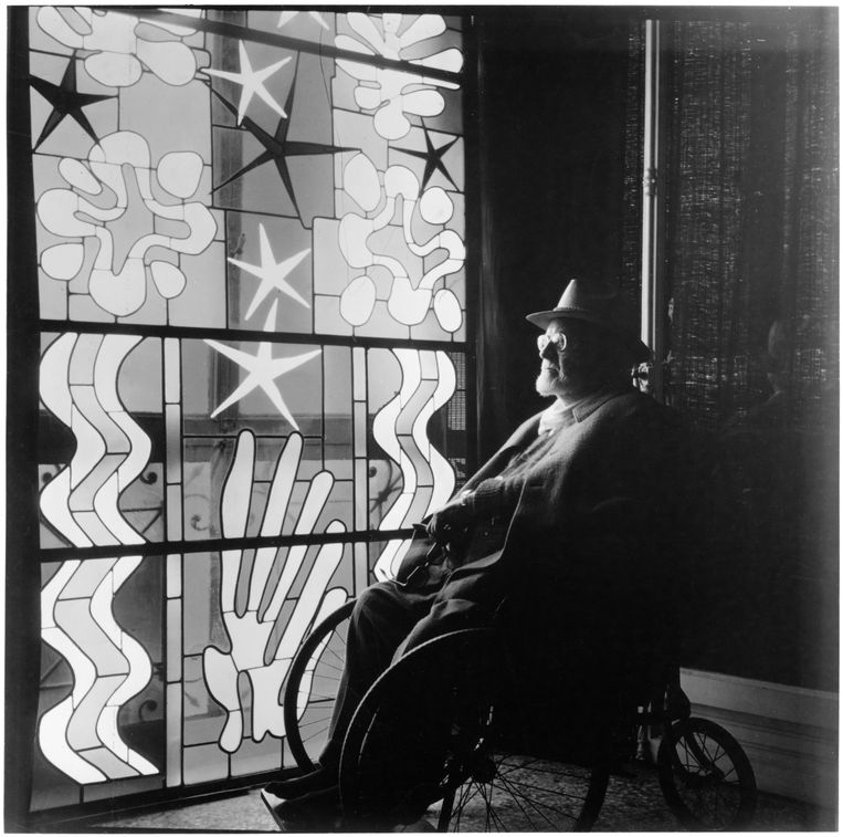 Henri Matisse (1869-1954) in de Chapelle du Rosaire de Vence, nabij Nice, Frankrijk in 1941.  Beeld Universal Images Group via Getty