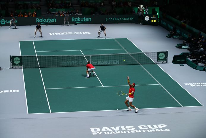 Rafael Nadal serveert tegen de Britten Jamie Murray en Neal Skupski.