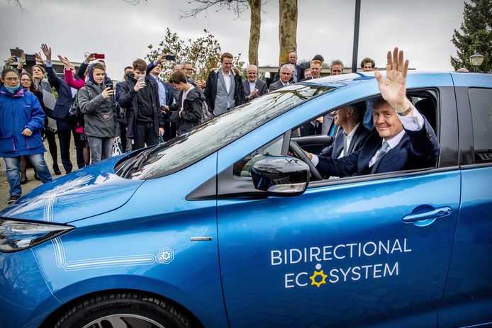 Koning Willem-Alexander probeerde het bi-directioneel laden vorig jaar in Utrecht zelf uit, met een Renault Zoe.