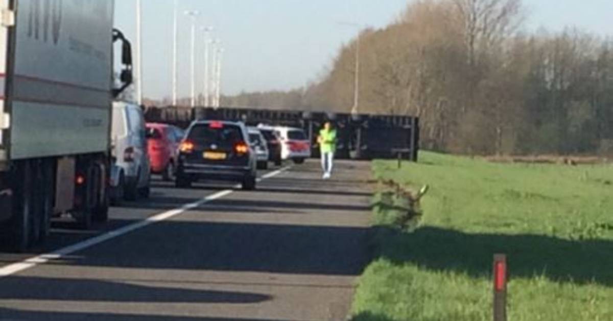 Verkeer staat al uren vast door gekantelde vrachtwagen op A50.