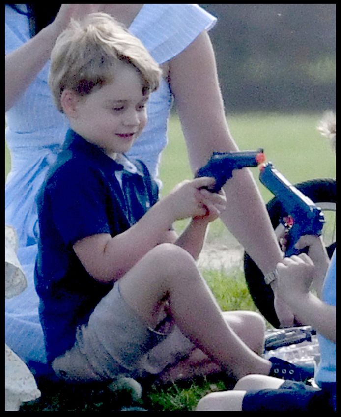 Prins George met zijn speelgoedpistool.