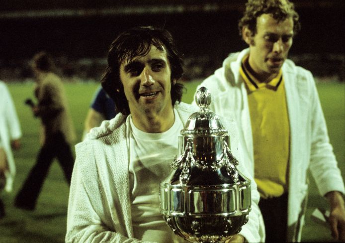 Willy van der Kuijlen met de KNVB-beker in 1974. In de finale tegen NAC (6-0) scoorde hij 3 keer.