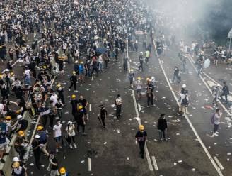 Nieuwe massabetoging in Hongkong tegen omstreden uitleveringswet loopt uit de hand: politie vuurt traangas af, “ruim 70 gewonden”