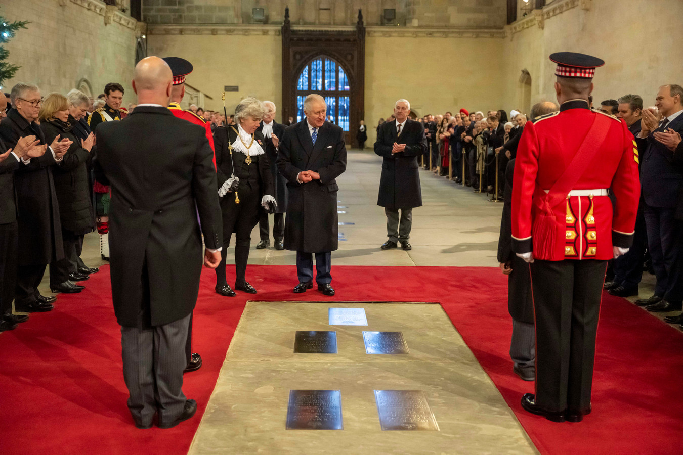 koning-charles-onthult-gedenkplaat-voor-moeder-elizabeth-foto-ad-nl