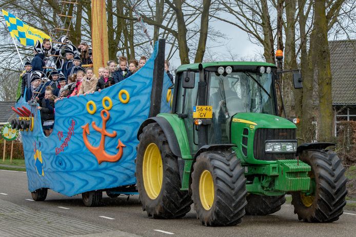 De Knopspeldjes uit Baarschot gaan met de boot naar school