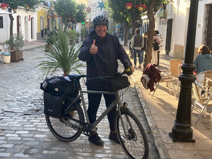 Kees Riemersma arriveert in Tarifa, na een fietstocht van ruim 2600 km.