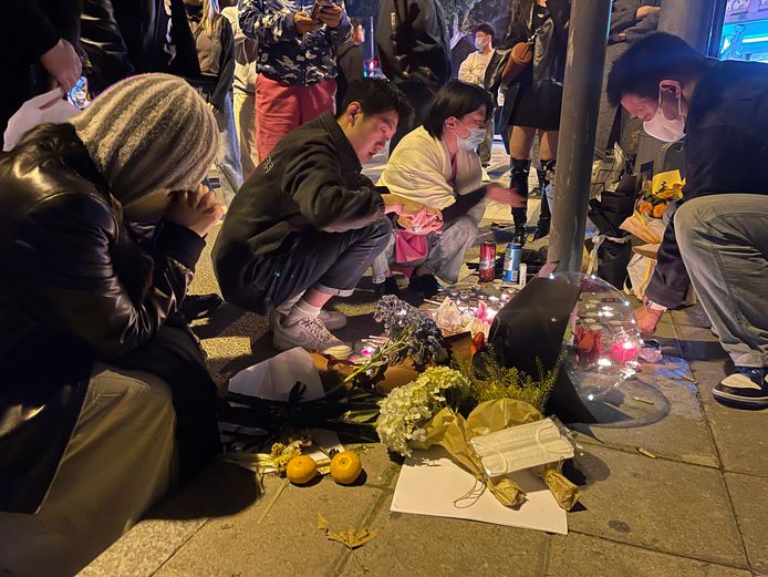 Tugu peringatan di Shanghai untuk para korban kebakaran Urumqi