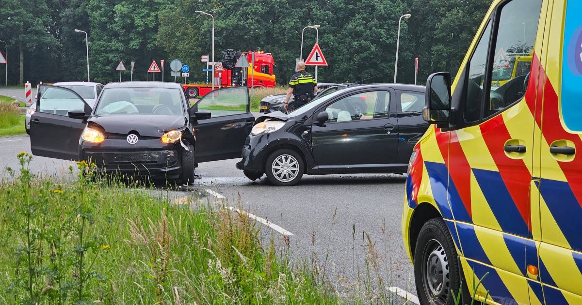 Flinke schade aan twee auto’s bij botsing in Dedemsvaart