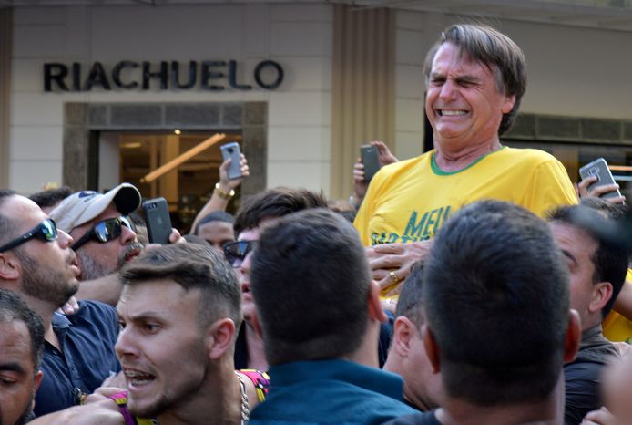 Jair Bolsonaro nadat hij tijdens een campagnerally in de buik gestoken is.