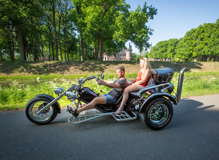 Marien Mulder met zijn dochter Naomi op hun trike, ook wel een driewieler.  Beeld Jorgen Caris