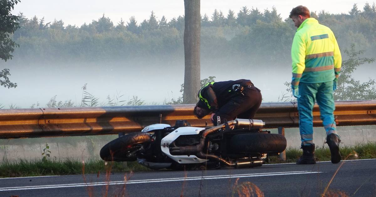 Motorrijder overleden na botsing met vrachtwagen in Drenthe.