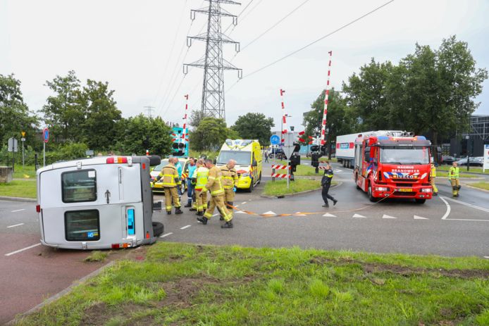 Een taxibus werd in de zijkant geraakt waardoor deze op zijn kant kwam te liggen.