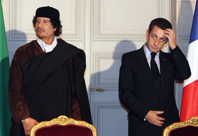 De Franse president Nicolas Sarkozy (rechts) en de Libische dictator Moammar al-Kadhafi in het Elysée in Parijs op 10 december 2007.