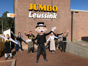 Monopoly-mannetje geeft het startsein voor de Monopoly-actie bij Jumbo Leussink in Neede.