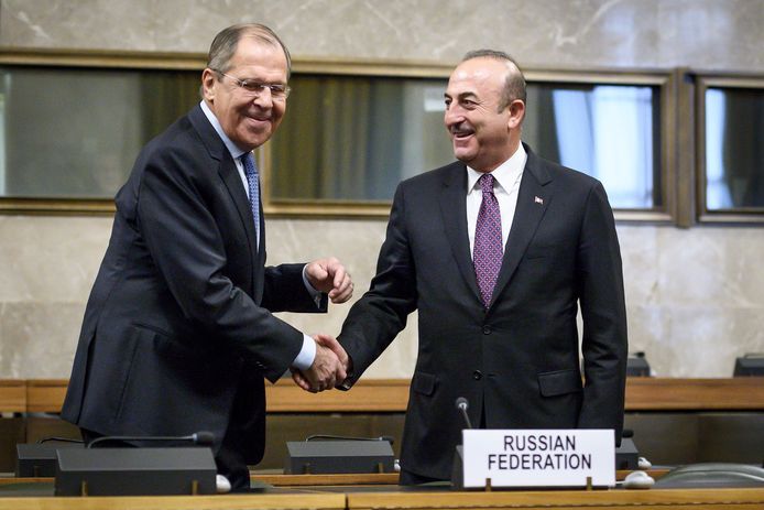 Archiefbeeld - De Russische minister van Buitenlandse Zaken Sergei Lavrov (l.) en zijn Turkse ambtgenoot Mevlut Cavusoglu.