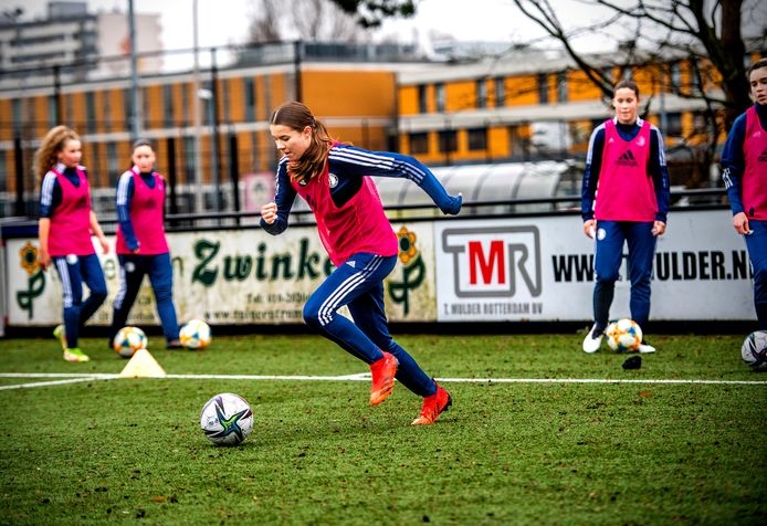 Voetbaltalent Eline Oudejans (15) met aandacht voor de bal. De Thorbecke-scholiere uit Oostvoorne traint met de Feyenoord-meiden bij Alexandria’66 in Rotterdam.