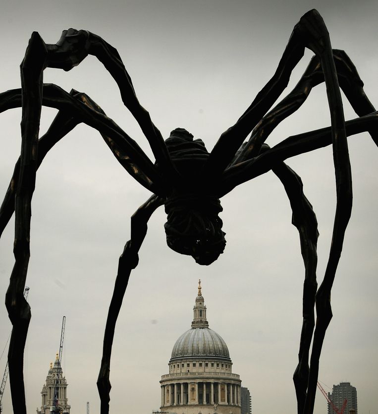 De gigantische stalen spin Maman van Louise Bourgeois voor St Paul’s Cathedral, bij Tate Modern in 2007 in Londen.  Beeld Getty