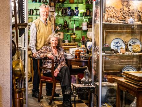 Otto en Rieky zíjn de Dordtse Antiekhandel en dat wordt, na 50 jaar op de Voorstraat, gevierd