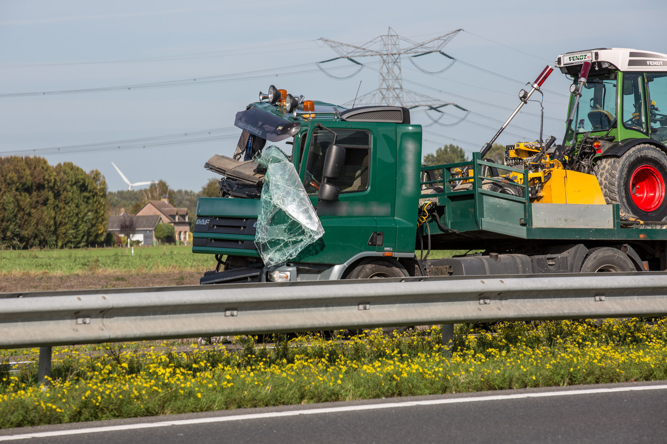 Botsing tussen vrachtwagens op A17 bij Oud Gastel Foto bndestem.nl
