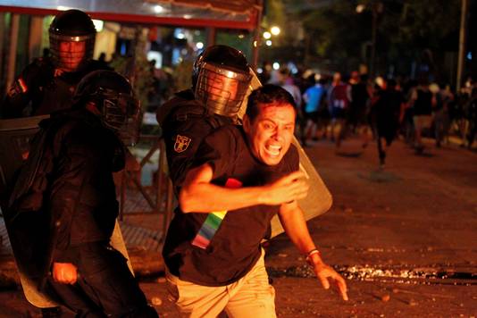 Ordediensten raakten vrijdagnacht  in gevecht met de demonstranten in hoofdstad Asunción.