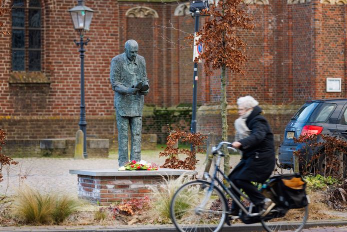Er liggen bloemen aan de voeten van het beeld van De Schoenmaker op het Sint Jansplein in Moergestel. De man die daar model voor stond, Fons van Herck, is deze week overleden.