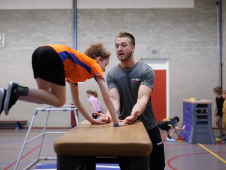 Kinderen gymmen lekker vrij in een gekleurde piste 