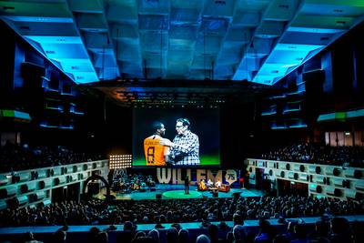 Wijnaldum verrast voetbalvriend Van Hanegem op feestje met bliksembezoek