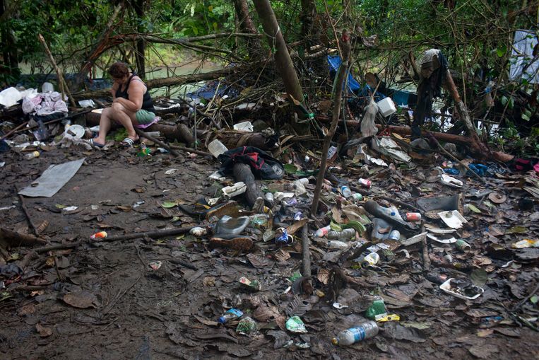 Een Cubaans koppel zonder tent bleek bij het wakker worden op een plek vol afval te hebben geslapen. Beeld Carlos Villalon