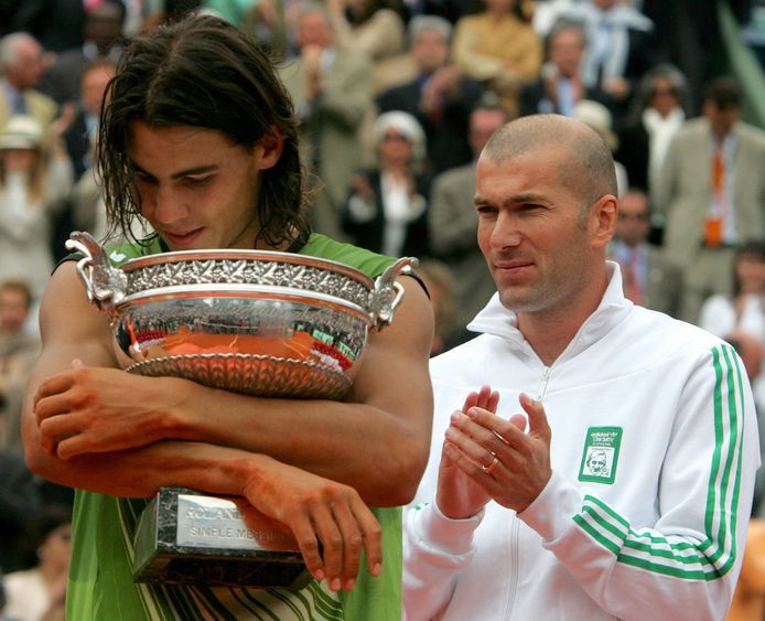 Rafael Nadal met zijn trofee in 2005, overhandigd door Zinédine Zidane.