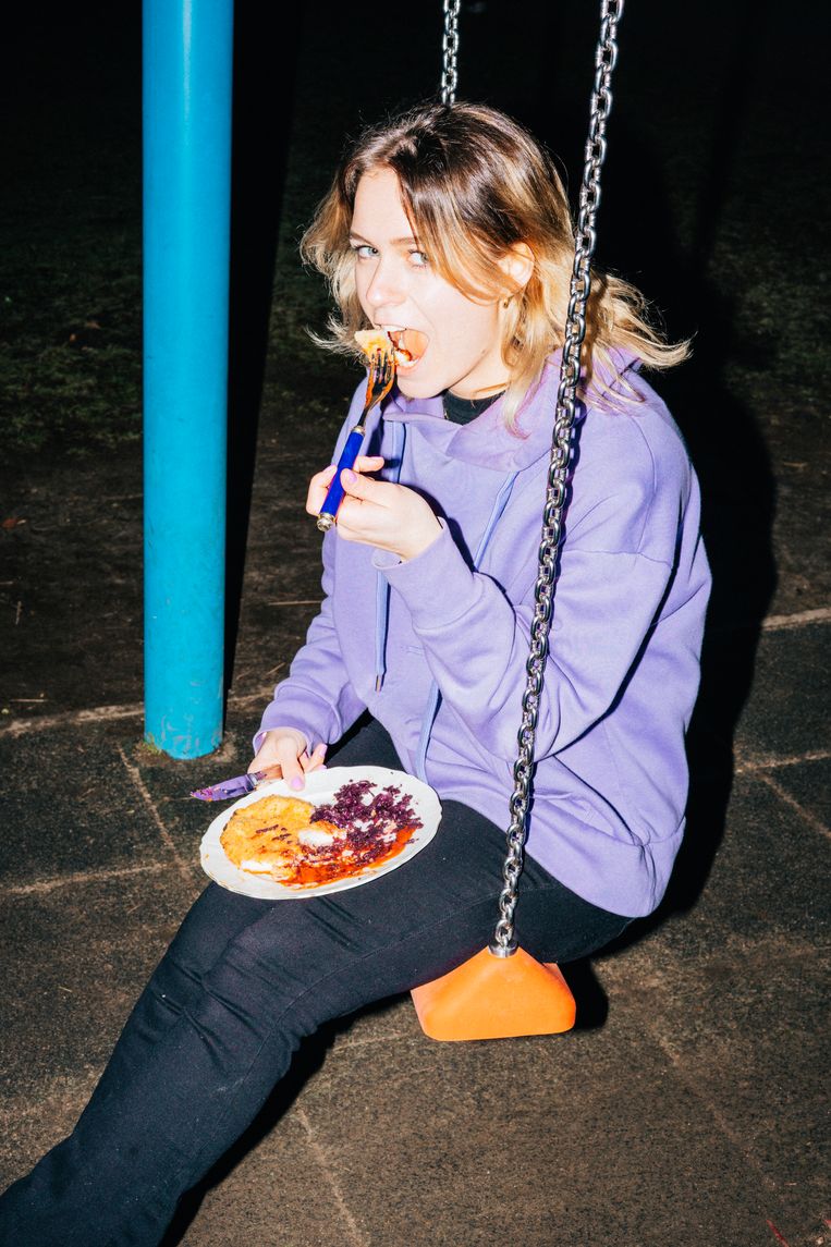 Schommelen tijdens het eten, da’s lekker relaxed.
 Beeld Lea Sofia Fichtner