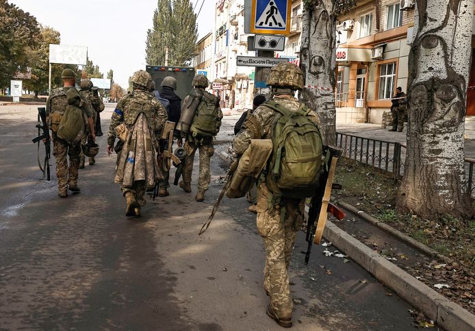 Oekraïense soldaten wandelen het stadje Bakhmut in de Donetsk regio binnen. Beeld van 1 oktober.