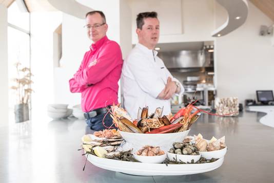 Gastheer Reinier van der Kammen (roze overhemd), chef-kok Edwin Ossewaarde