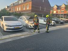 Auto vliegt in brand op parkeerplaats