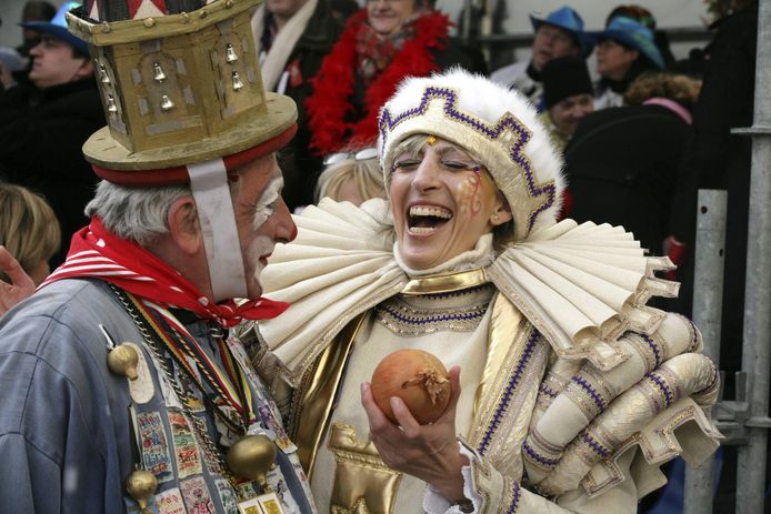 2012: toenmalig burgemeester Ilse Uyttersprot (CD&V) lacht net als de carnavalsgroepen (foto hierboven) zelf met haar torenseks-video. Ze kwam verkleed als Rapunzel.