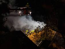 Brandweerkorpsen uren druk met blussen van rieten kap op woning in Drempt 