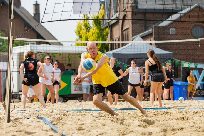 ‘Sukke Sokken’ speler Jos de Jong duikt voor de bal op het beachvolleybaltoernooi op de Markt in Druten.