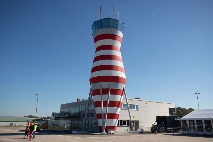 De verhoogde verkeerstoren van Lelystad Airport.