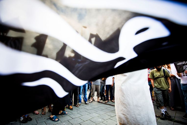 Pro IS-demonstranten tijdens een protest in de Haagse Schilderswijk in 2014. Beeld ANP