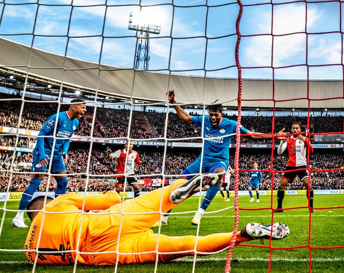 Ook deze kans wordt niet benut: PSV-doelman Walter Benítez staat een goal van Quinten Timber in de weg.