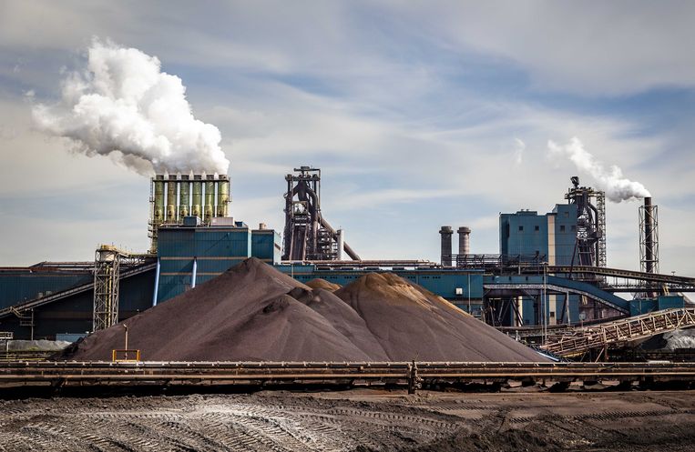 Opslag van grondstoffen op het terrein van de staalfabriek van Tata Steel Nederland.  Beeld ANP
