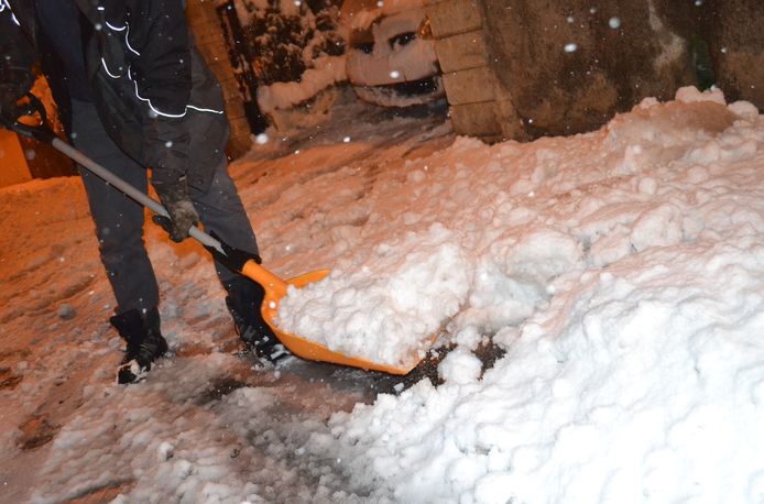 Nu al bakken sneeuw in Frankrijk: een bewoner van Saint-Jean Bonnefonds, nabij Saint-Étienne moet scheppen.