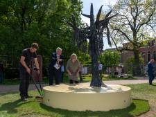 Tilburgs Holocaustmonument in Vrijheidspark geplaatst: ‘Dit is ook een symbool van hoop en leven’