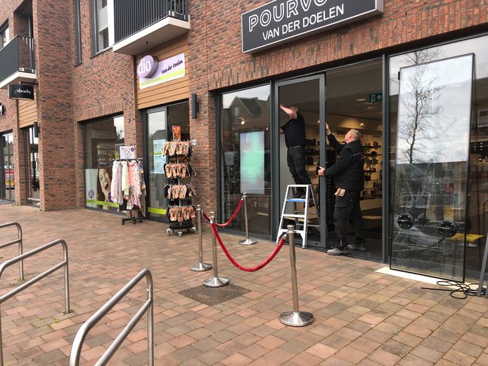 De pui van de parfumerie wordt gerepareerd. Op de voorgrond de fietsenrekken waardoor de inbrekers met hun auto schuin op de pui mesten inrijden.
