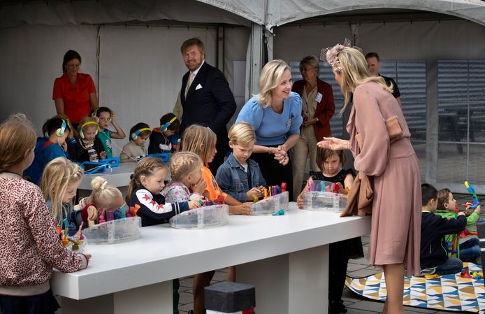 Koningin Máxima en koning Willem-Alexander nemen een kijkje bij de kinderen van Muziek Techniek.